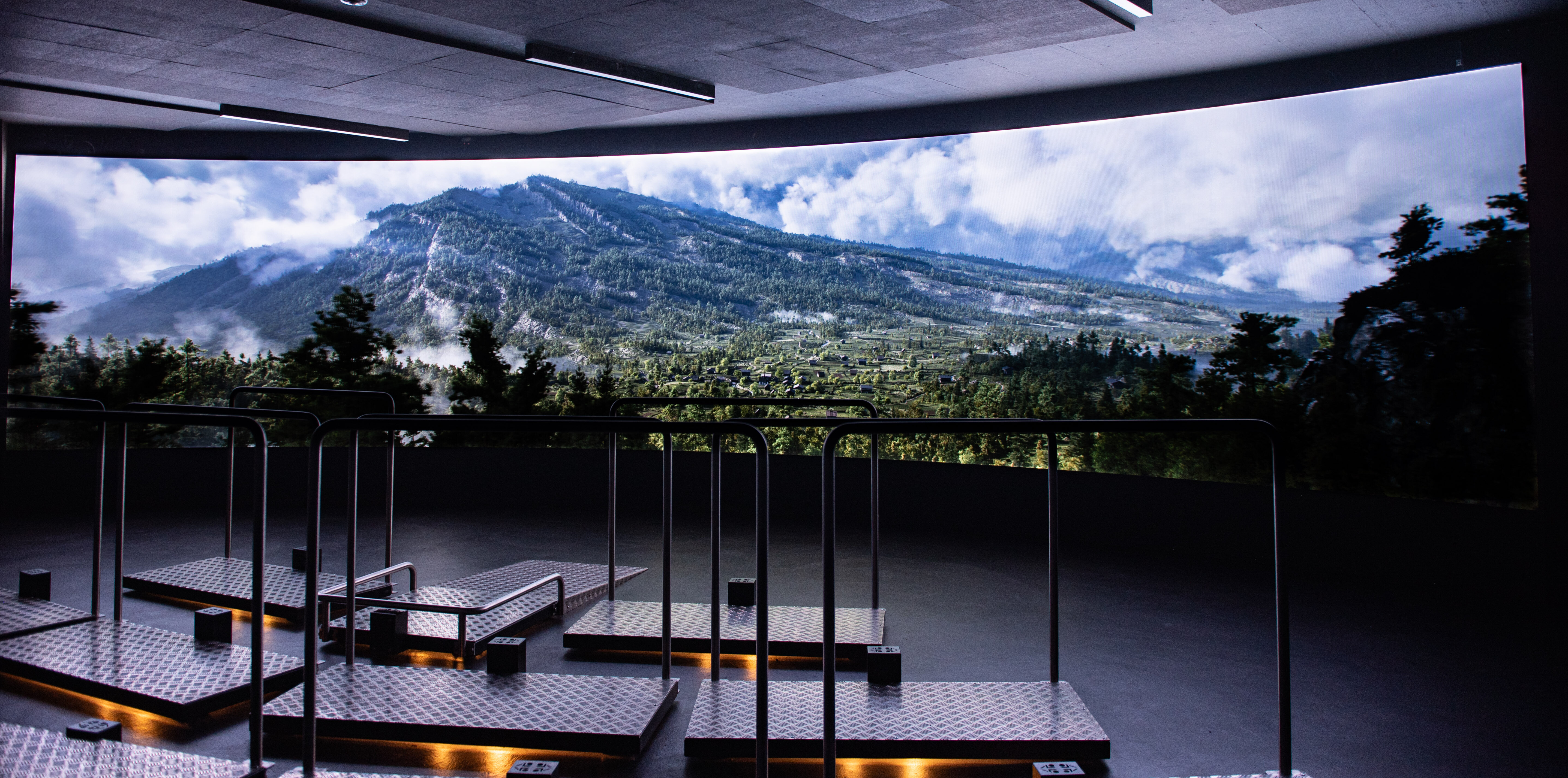 Eine grosse LED-Wand im Goldauer Bergsturzmuseum zeigt ein hochwertiges Bild des historischen Bergsturzes.