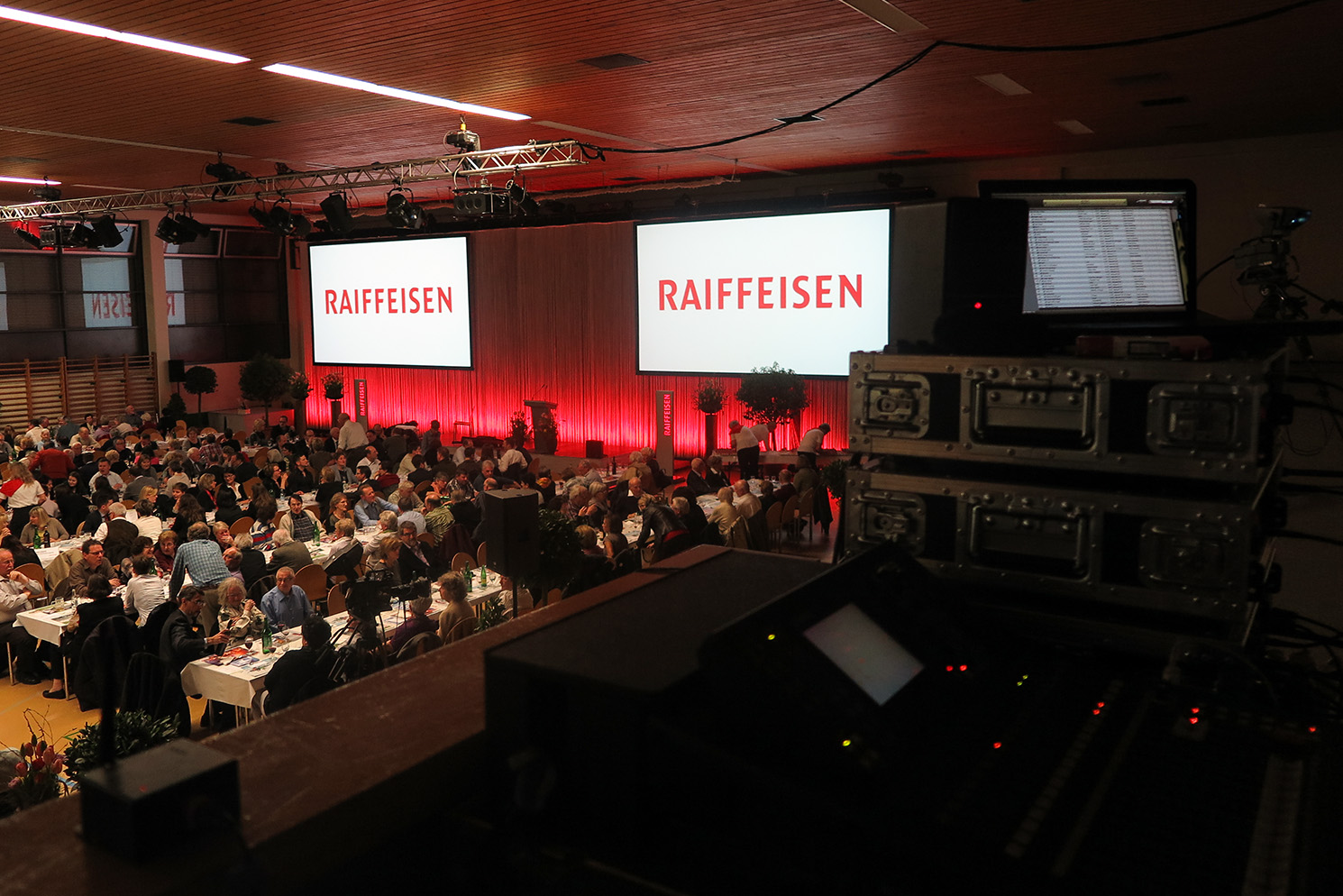 Besucher:innen beim Comedy Night Event der Raiffeisenbank Möhlin